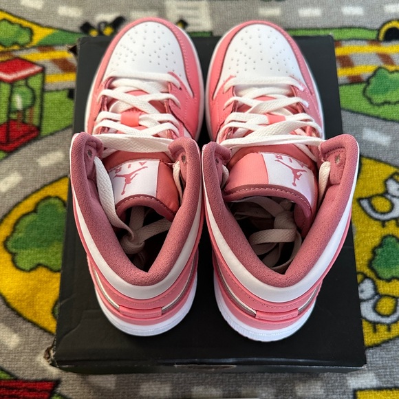 Size 4.5Y/6W Jordan 1 Mid Valentines Day (2023) Sneakers - Picture 5 of 10